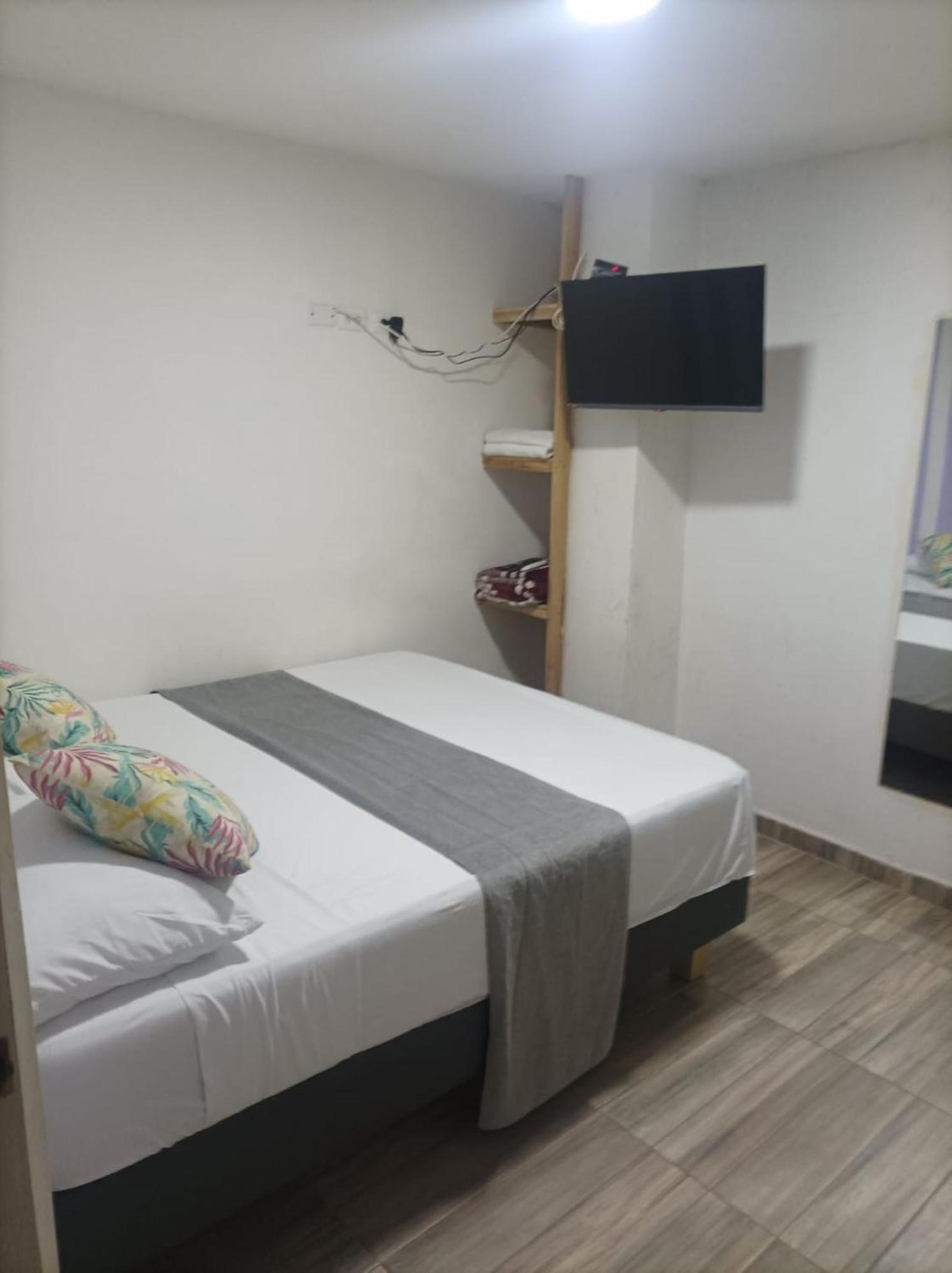 Hostel Catalleya *